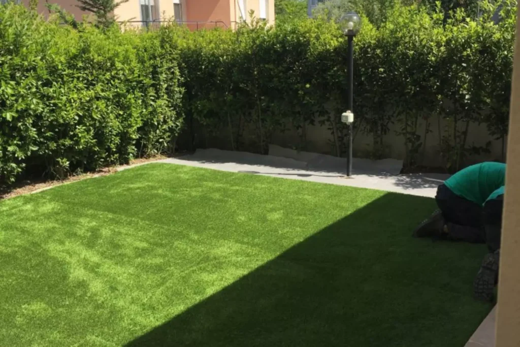 Giardino con prato sintetico e piscina