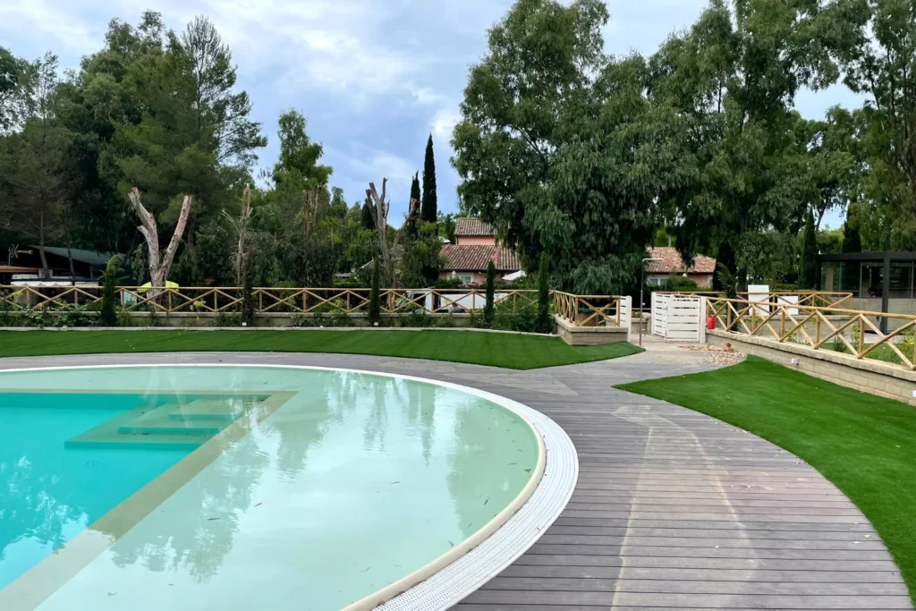 Prato sintetico attorno alla piscina del Bolgheri Beach