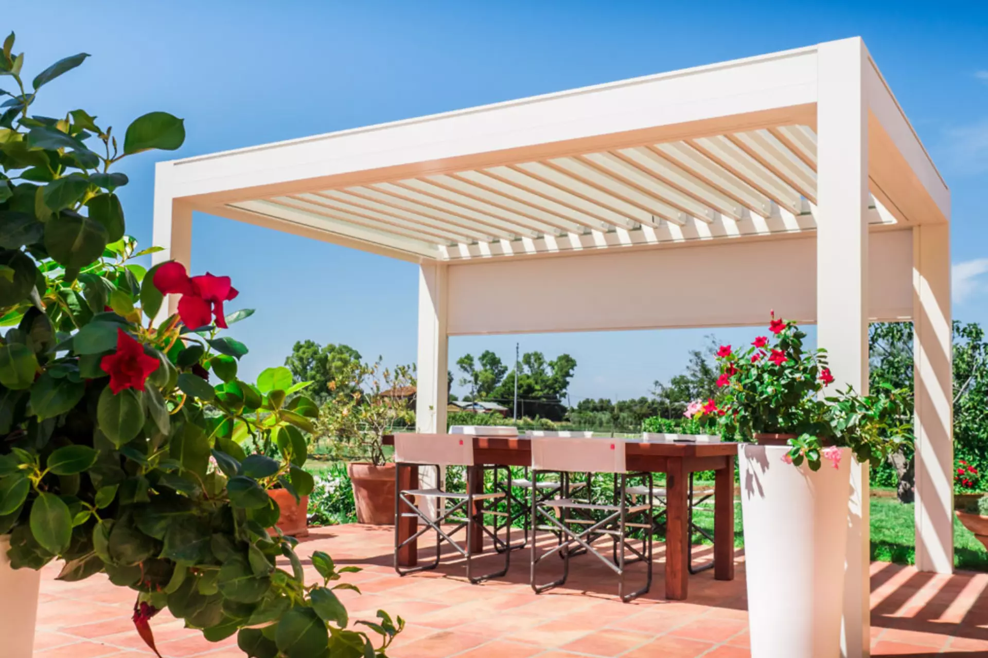 Pergola bioclimatica KE in giardino