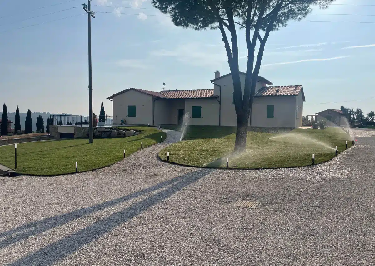 Giardino con prato e irrigatori realizzato da L'Eden Group